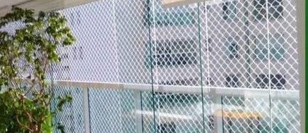 Rede de proteção instalada em varanda com vista para a cidade
